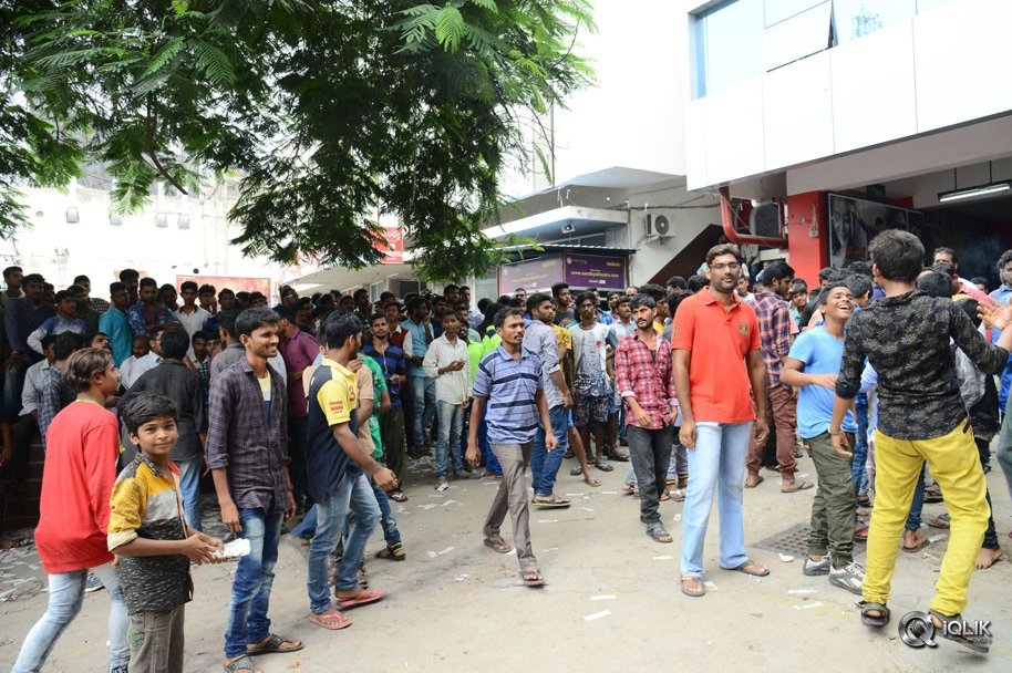 Jai-Lava-Kusa-Movie-Hungama-at-RTC-X-Roads